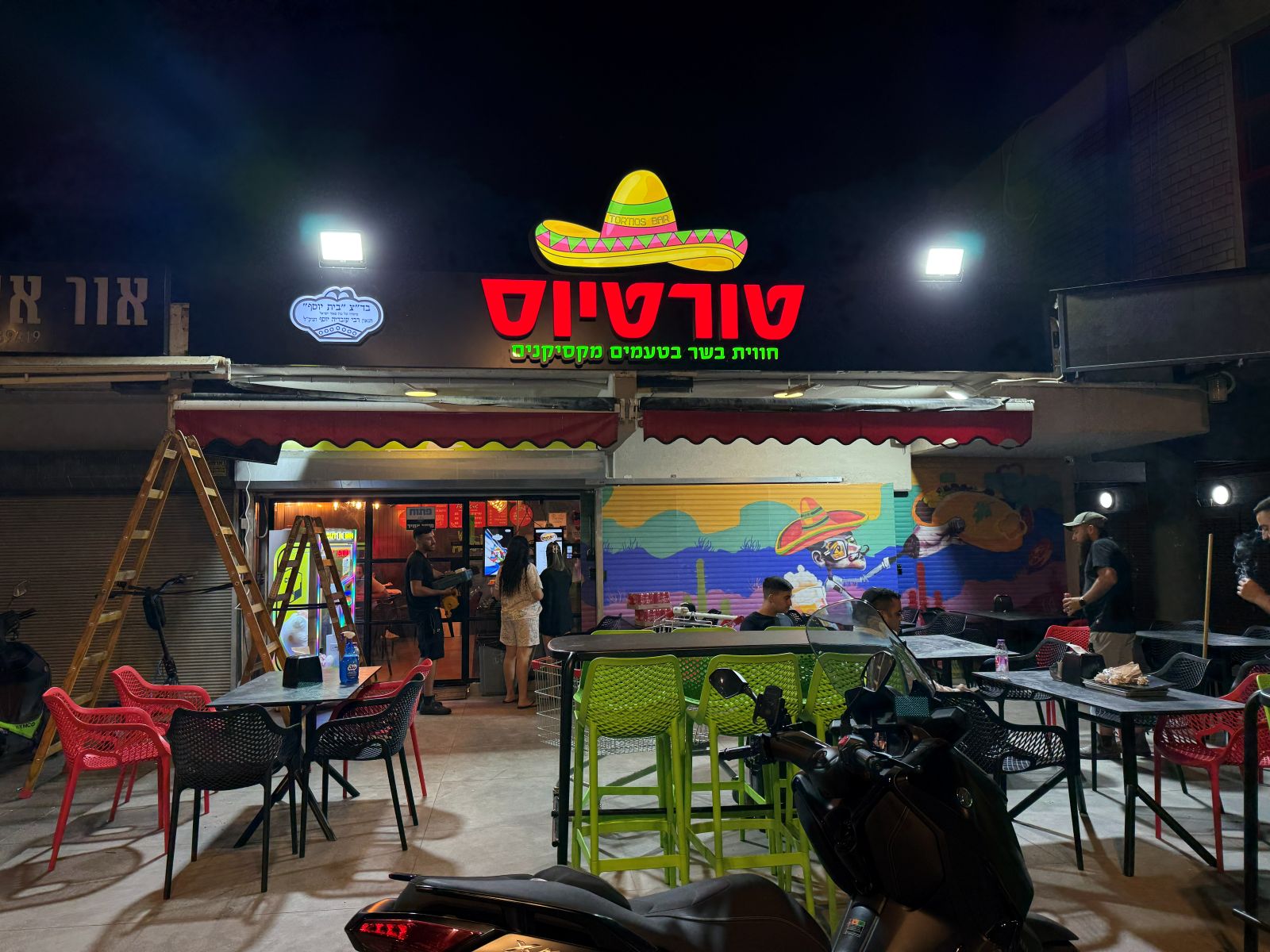 שילוט מואר צבעוני בלילה