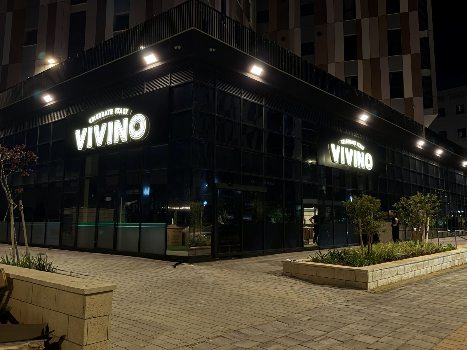 שלט אותיות מוארות — מסעדת VIVINO